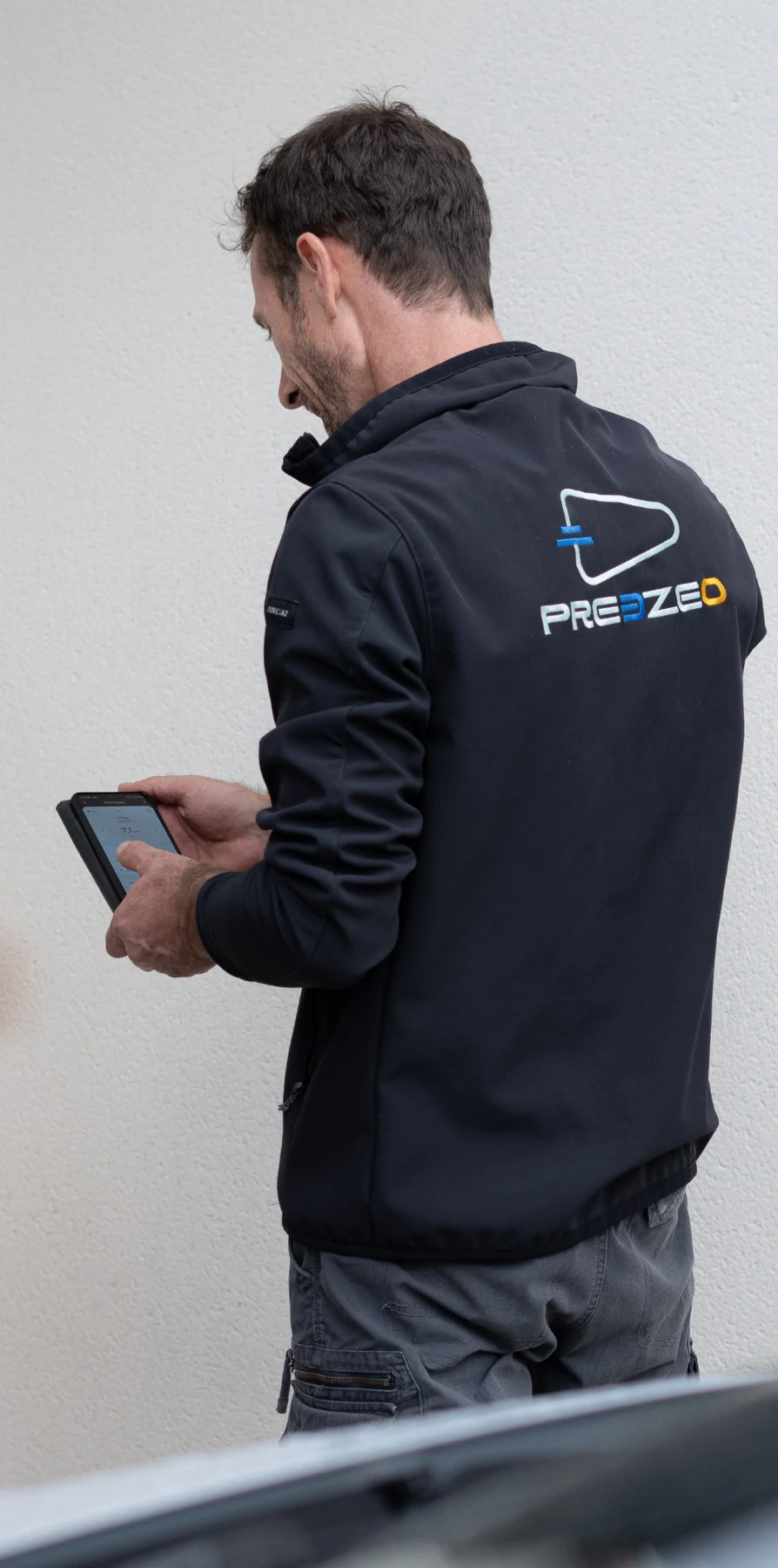 Technicien PREEZEO en suivi et configuration d'une installation sur le terrain