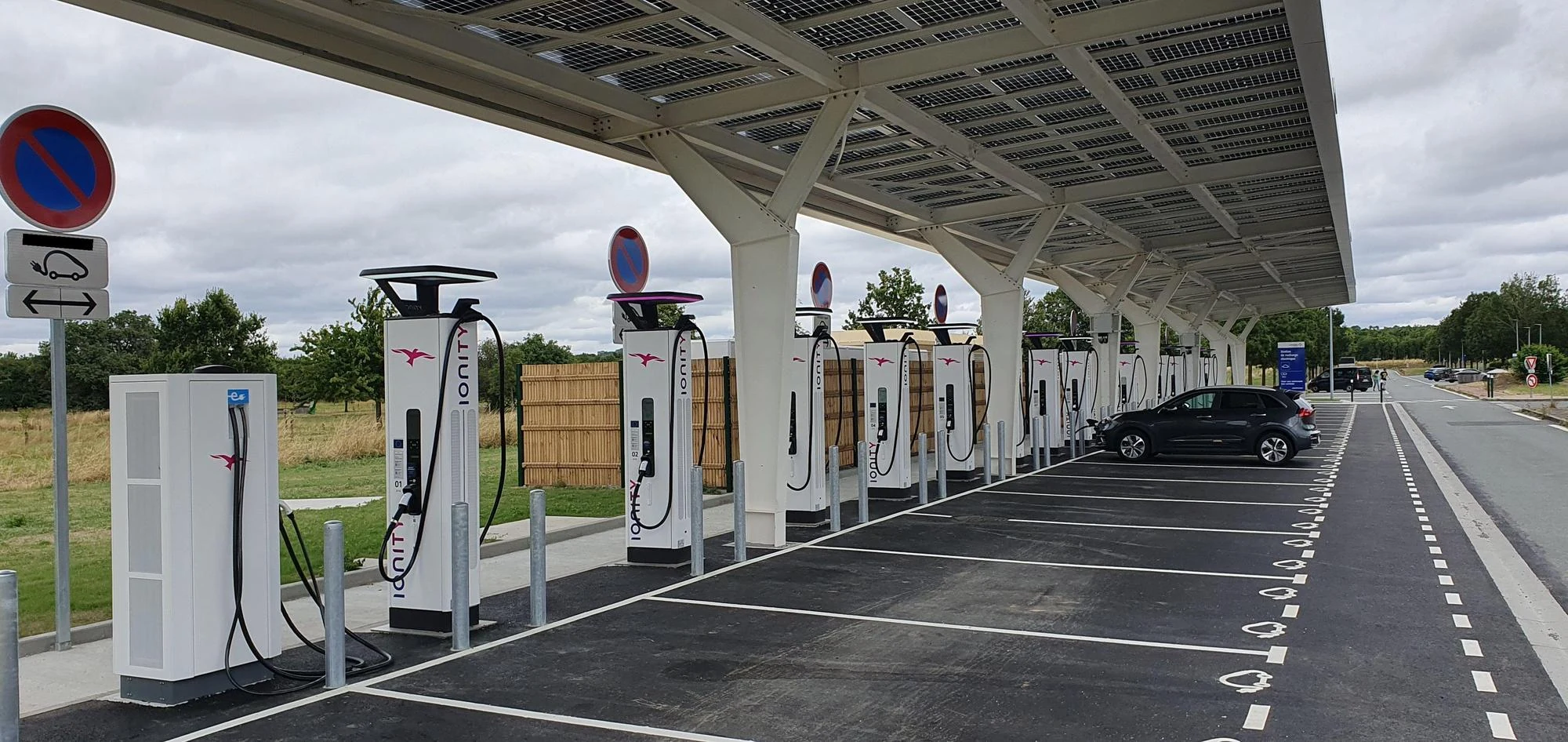 Station de recharge multi-points intégrée à son site