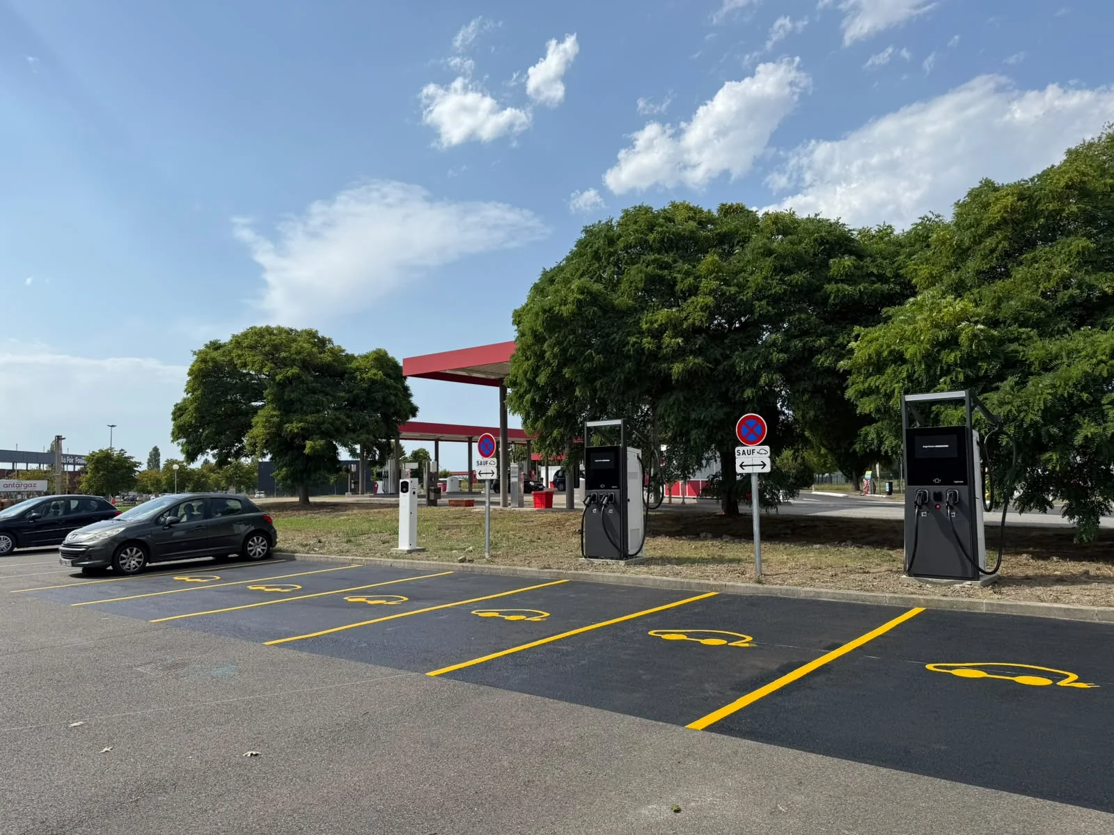 Station de recharge haute puissance installée par PREEZEO