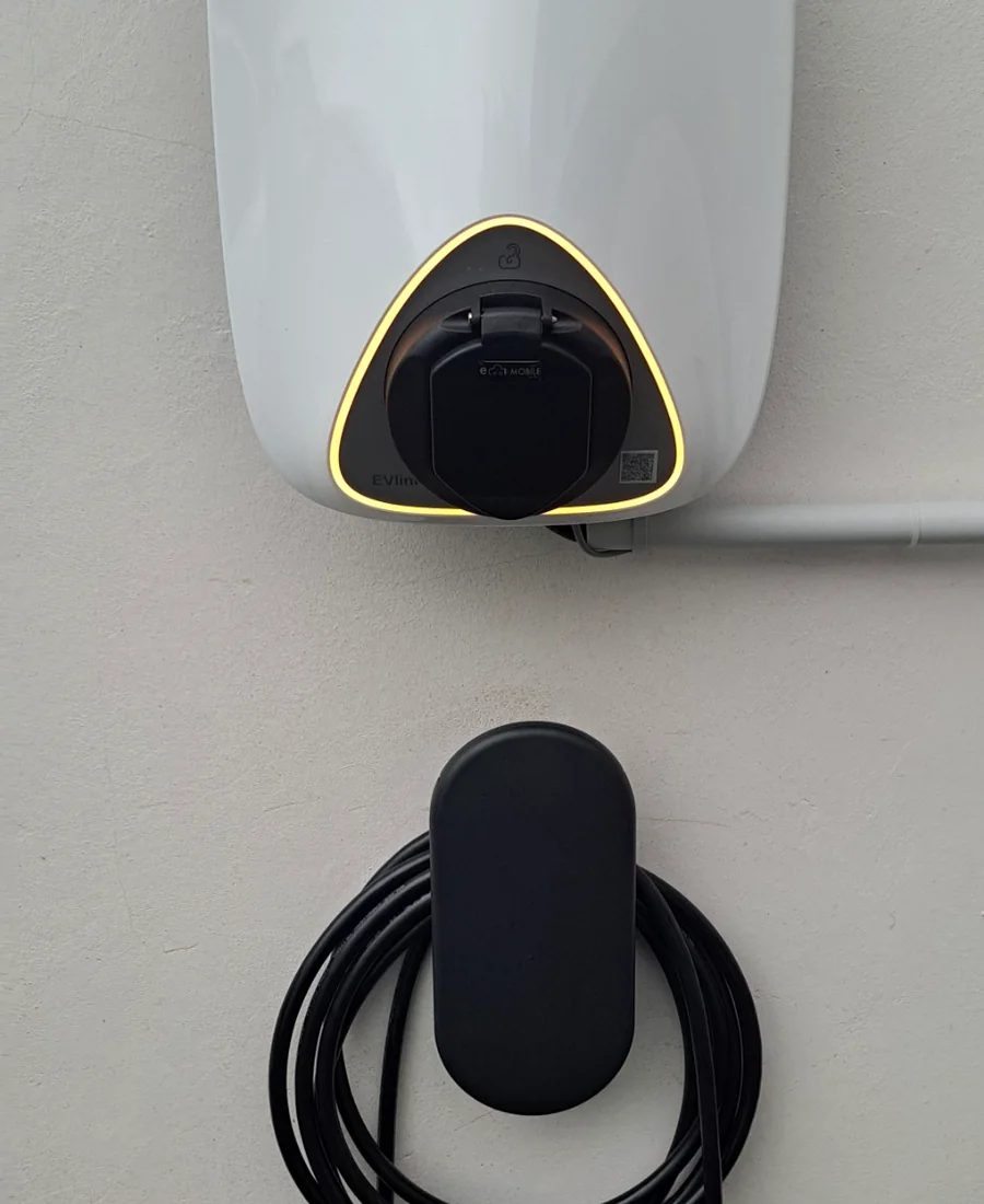 Borne de recharge résidentielle installée par PREEZEO
